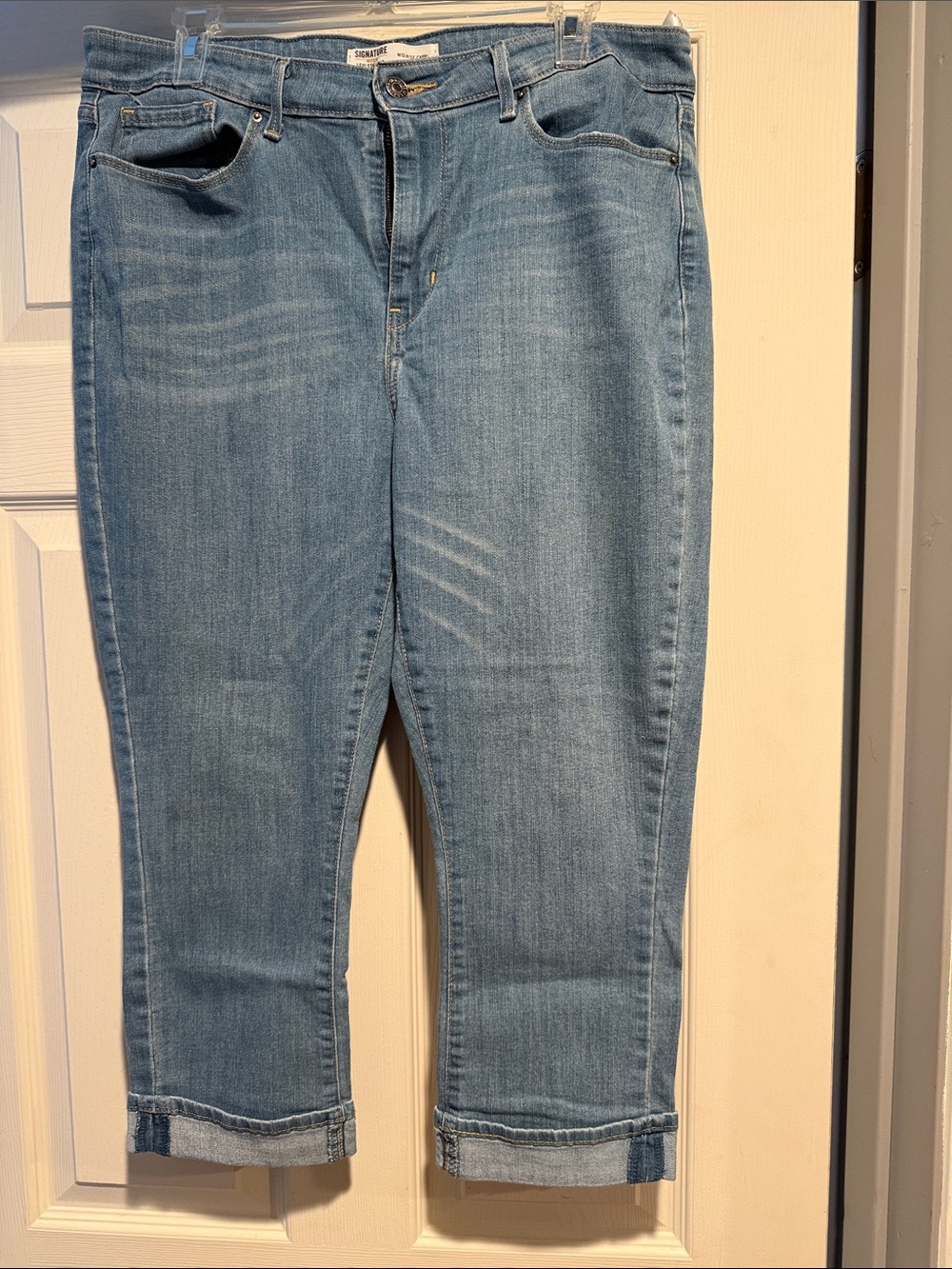 Light Wash Blue Levi Women’s Jeans Mid Rise Capri 14